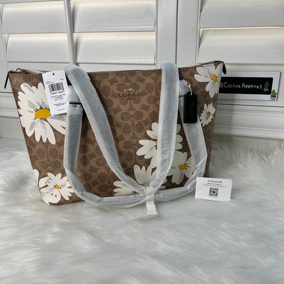 Coach Handbags - New Women’s Coach Gallery Tote Bag In Signature Canvas With Floral Print
